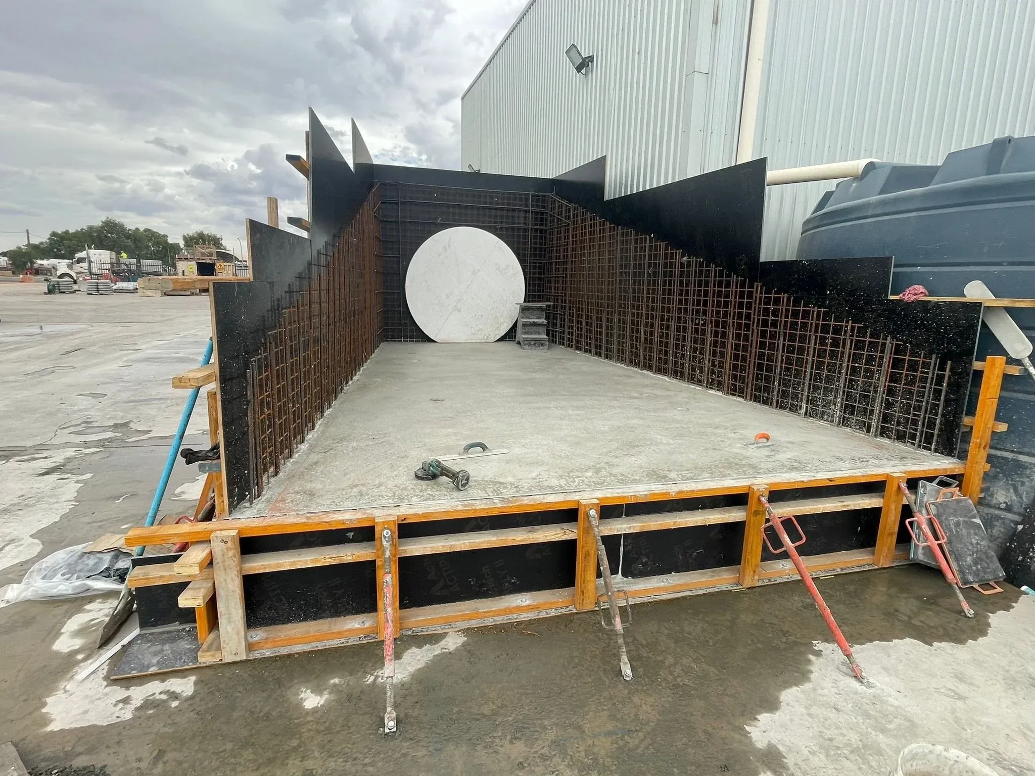 Formwork box with reinforcement and a circular blockout