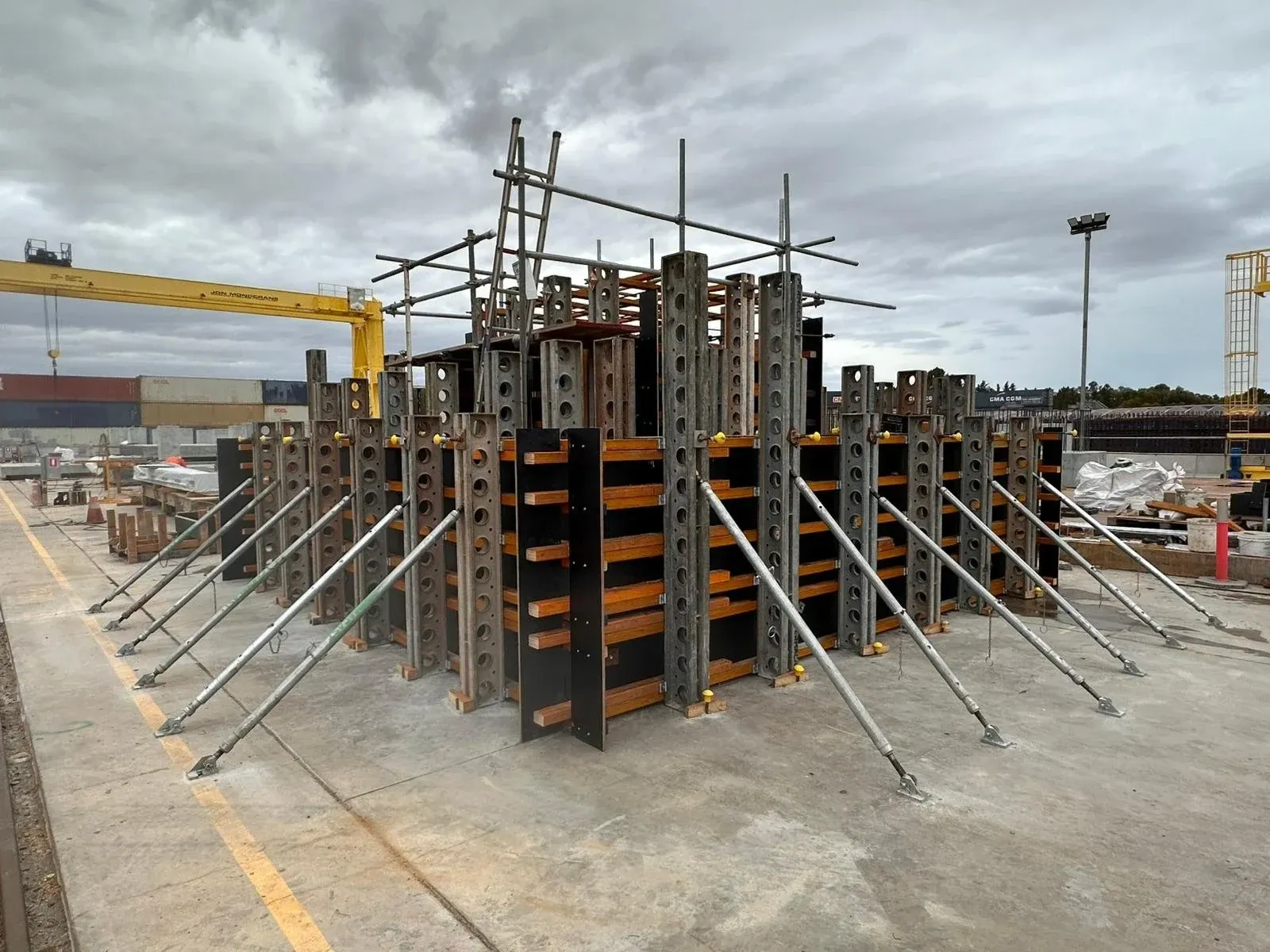 Braced wall formwork held with push-pull props