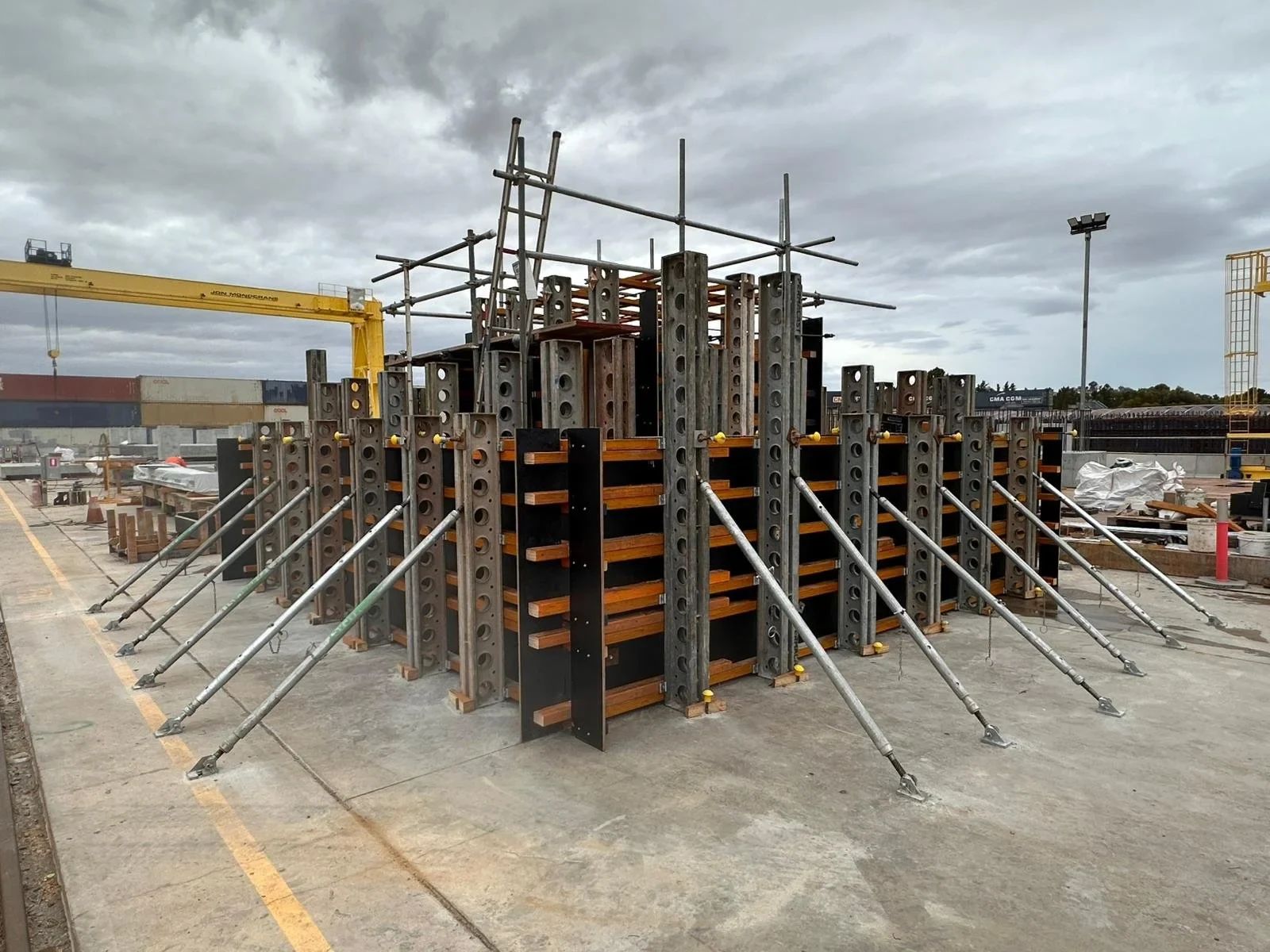 Braced wall formwork held with push-pull props